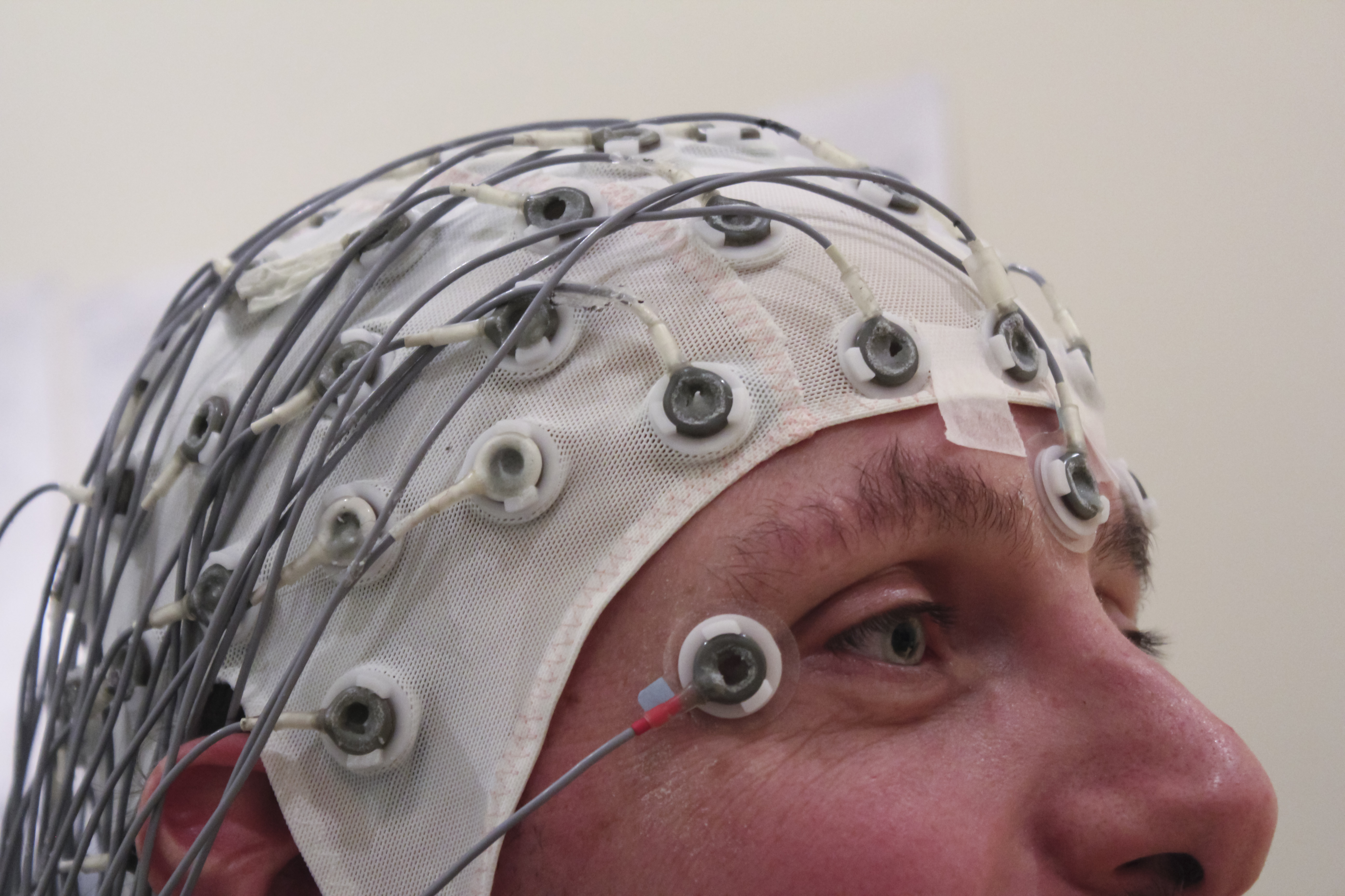 بالطبع المتقدم EEG